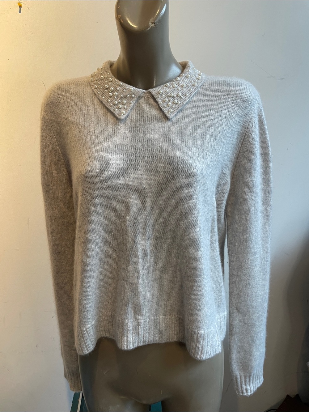 TAHARI 2 ply cashmere sweater pearl collar